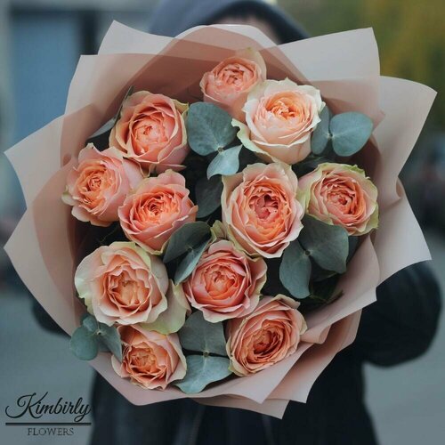 11 пионовидных роз Гравити с эвкалиптом. Букет цветов 207 Kimbirly Flowers