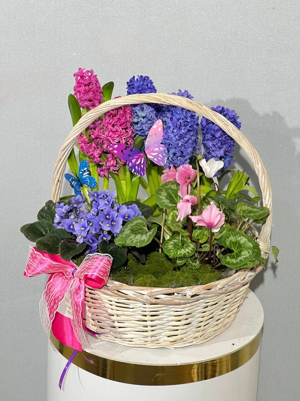 Весенние первоцветы в корзине / Подарок на юбилей