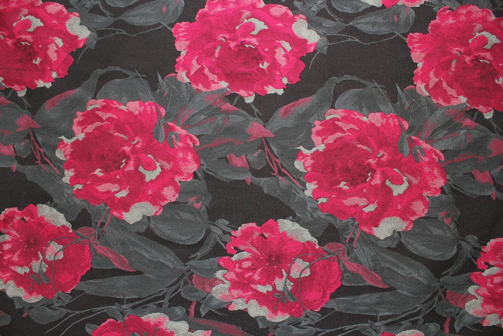 Ткань Жаккард-стрейч серо-малиновые цветы на чёрном фоне ш148см 05 м