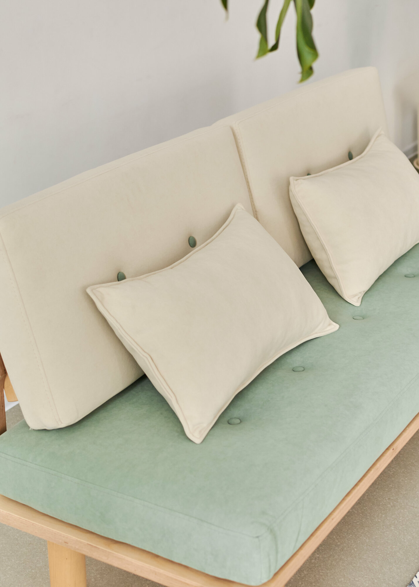 Дизайнерская кушетка Soft Element Троя, массив дерева, велюр, мятный, скандинавский лофт, на кухню, в прихожую, садовая на дачу, для кафе и ресторанов — фото 1