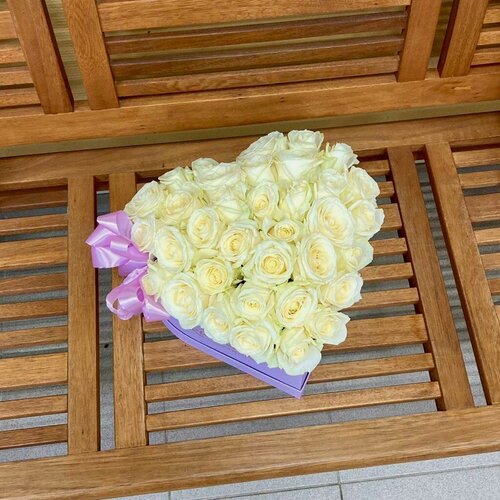 Изображение товара Живые цветы букет белых роз в коробке в форме сердца 35 шт. "Юнона", сорт - Аваланж, Rurose