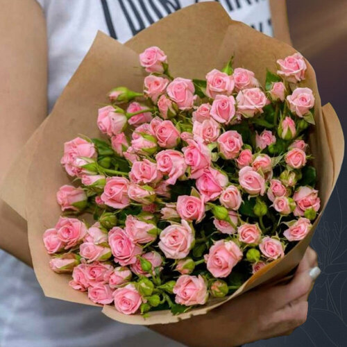 фото Классический букет из 9 розовых кустовых роз в крафте с атласной лентой от 2name flowers