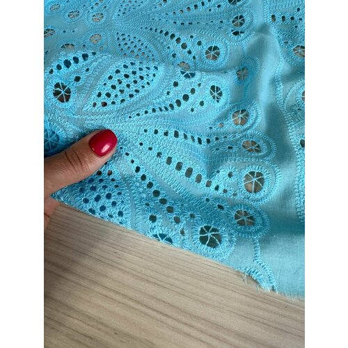 2м. Шитье, прошва - вышитая ткань для шитья и рукоделия. Рисунок голубой цветок. Ширина 150 см