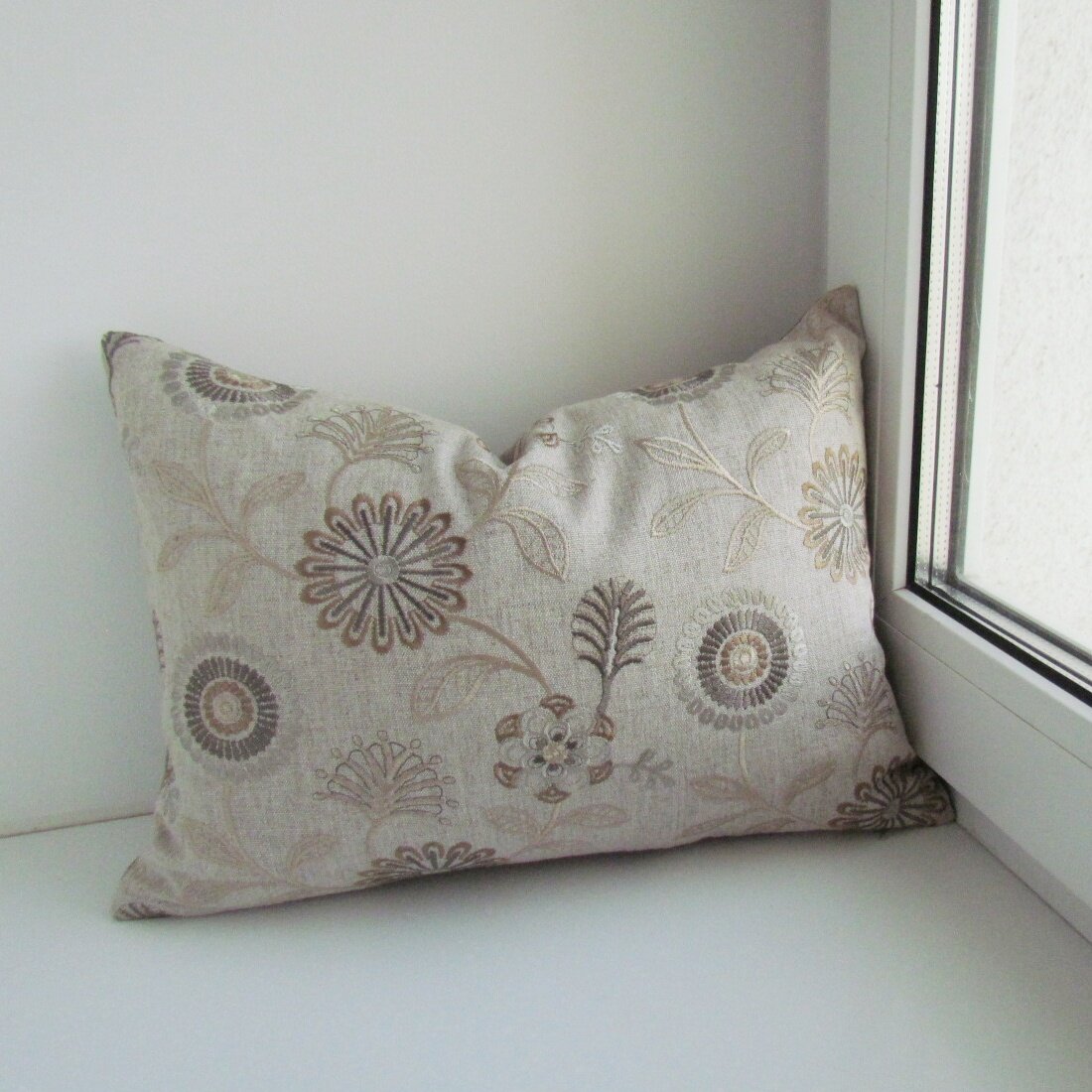 Декоративная подушка с вышивкой с потайной молнией 23х40 см цвет-белый.