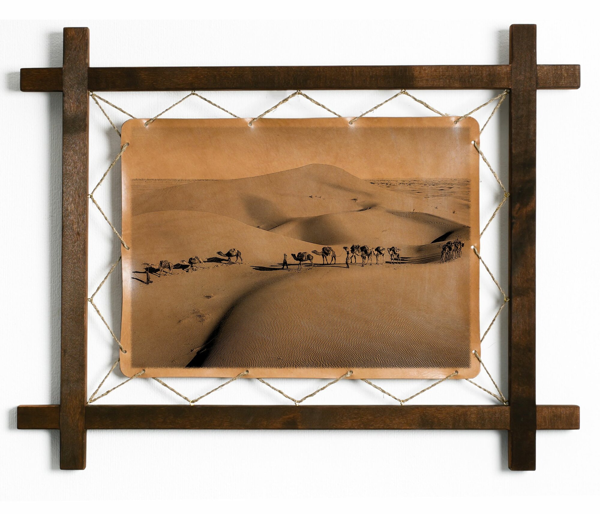 Картина "Караван в пустыне", гравировка на натуральной коже, интерьерная для украшения и декора на стену в деревянной раме, подарок, BoomGift