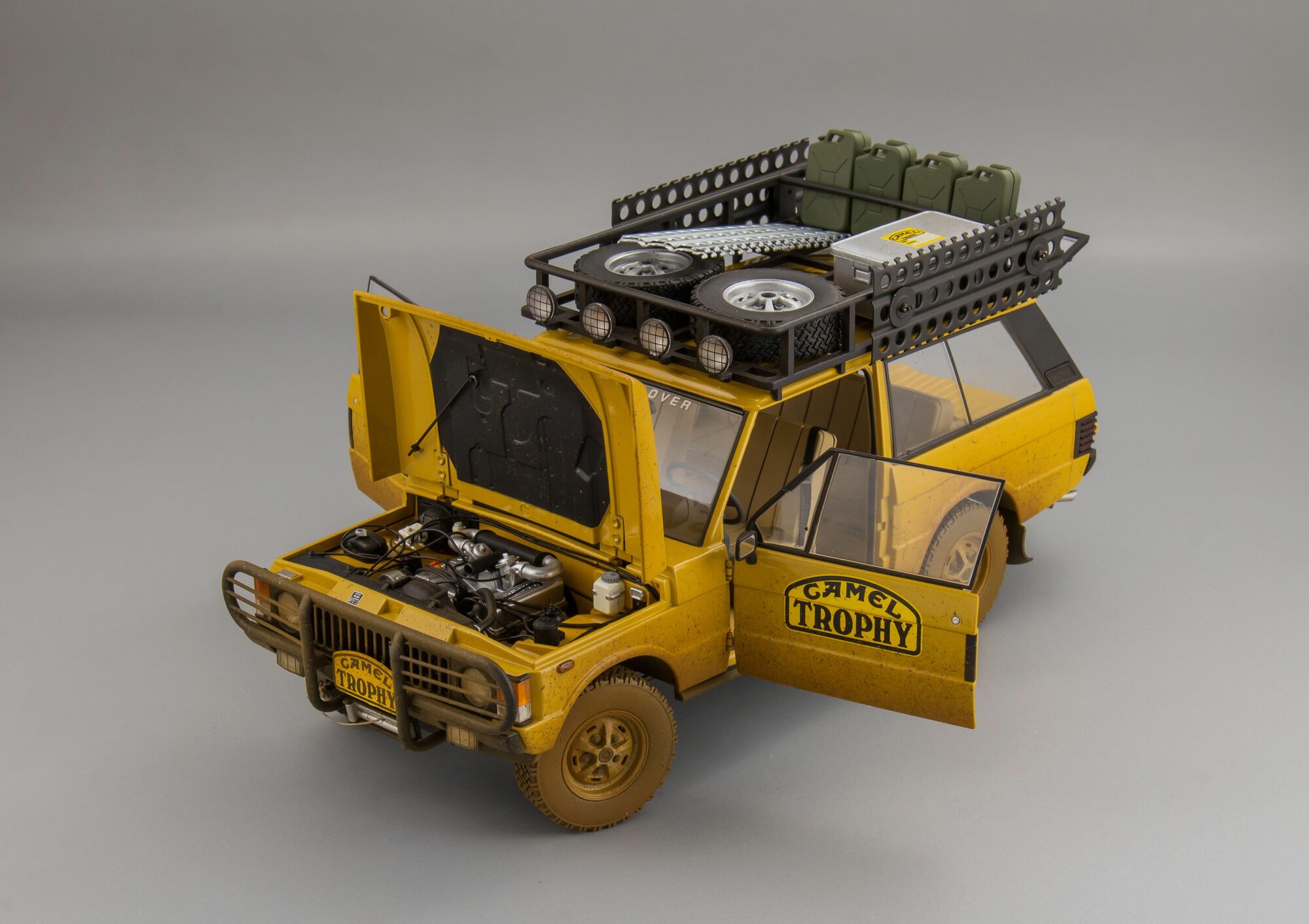 1:18 Range Rover "Camel Trophy" - Papua New Guinea 1985 (Dirty Version), Коллекционная масштабная модель от Almost Real — фото 1