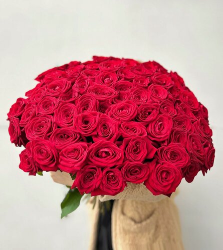 Изображение товара Красивый букет из красных роз 79 шт 50 см, букет красных роз, букет живых цветов, Россия