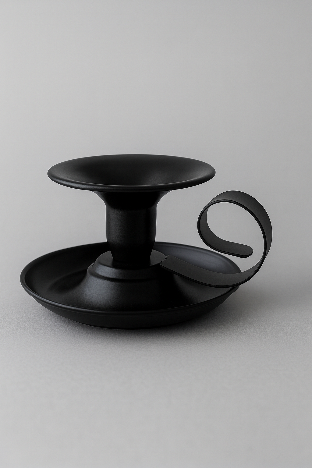 Подсвечник металлический . Металлический подсвечник в ретро стиле.