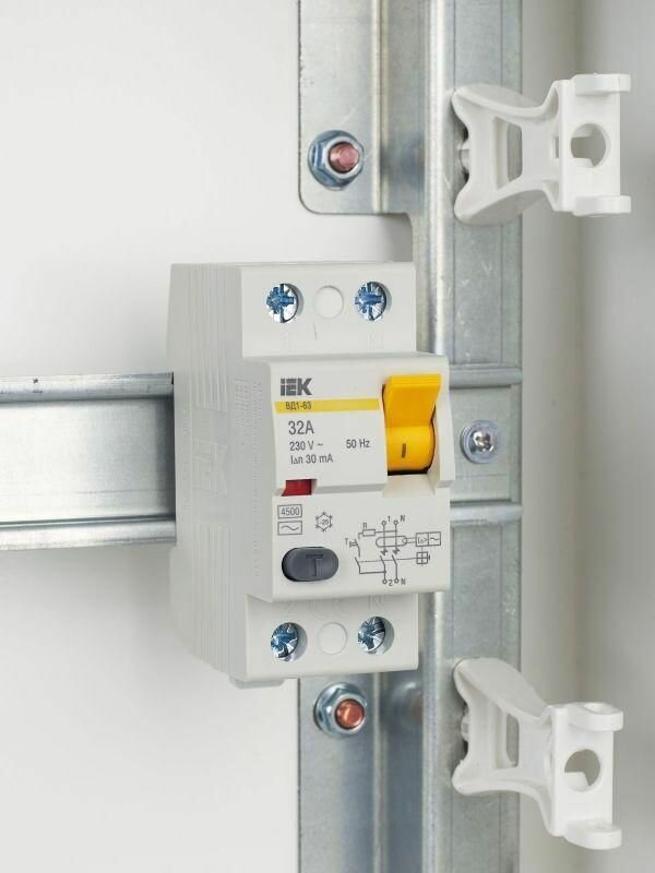 Выключатель дифференциального тока (УЗО) 2п 32А 30мА тип AC ВД1-63 KARAT IEK MDV10-2-032-030