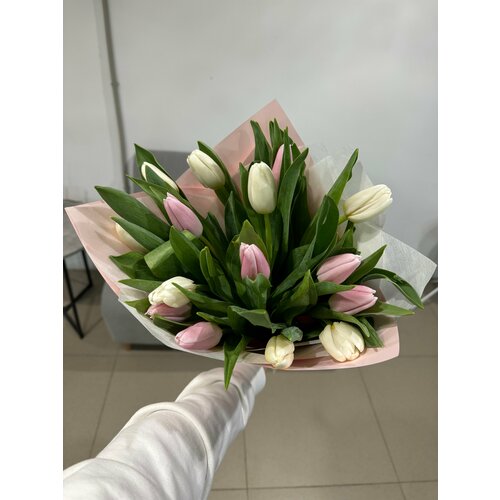 Тюльпаны в стильной упаковке в бело-розовой гамме