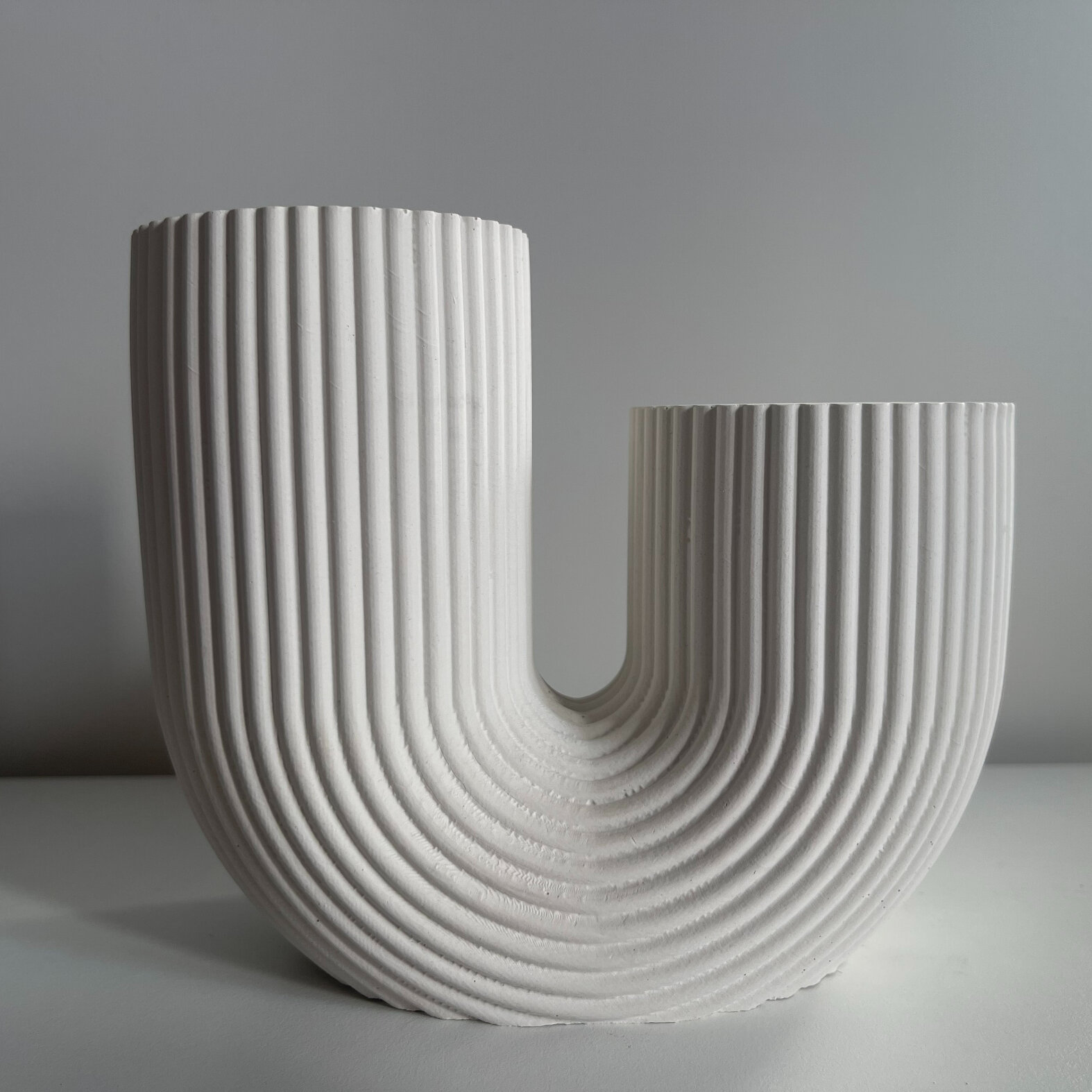 Ваза декоративная "Линии" для сухоцветов белая гипсовая