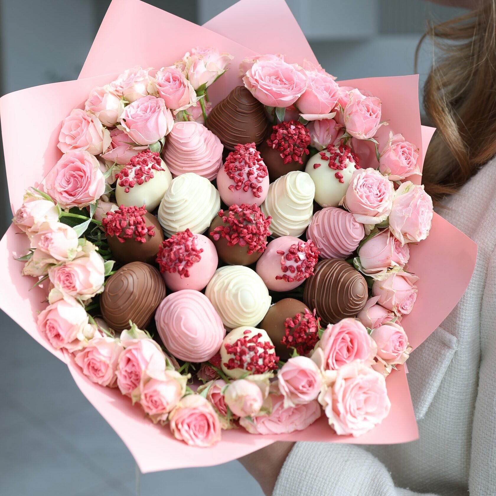 Клубника в шоколаде букет Sweets "Glamour" Размер S, 25 см, с клубникой, шоколадом, розами, 11 цветов