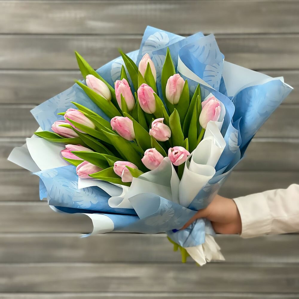 Букет цветов из 15 розовых тюльпанов В упаковке