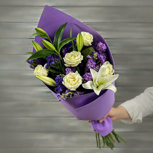 Изображение товара Букет из живых цветов лилий, роз и маттиол, 60 см, от Букет Маркет