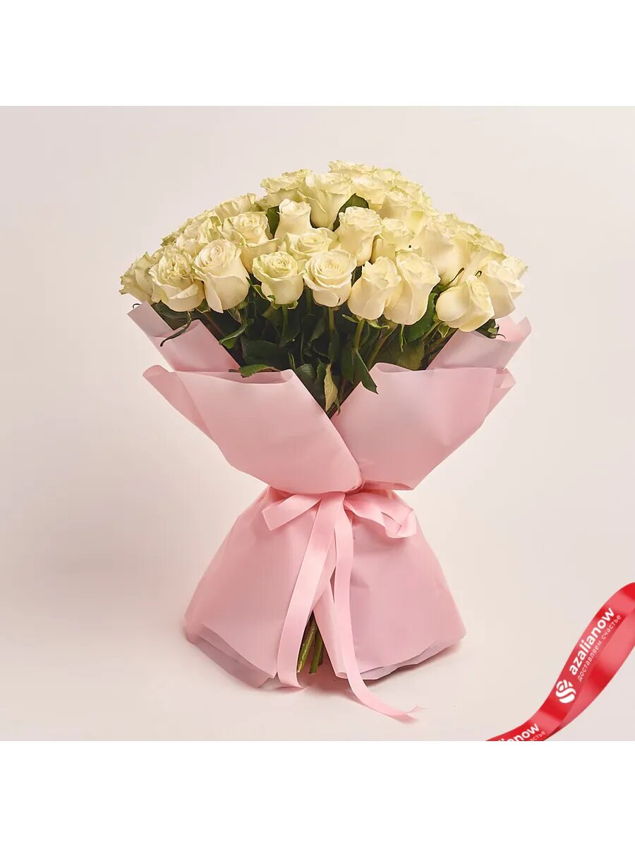 Букет живых цветов из 51 белой розы 40 см в розовой упаковке от АзалияНау