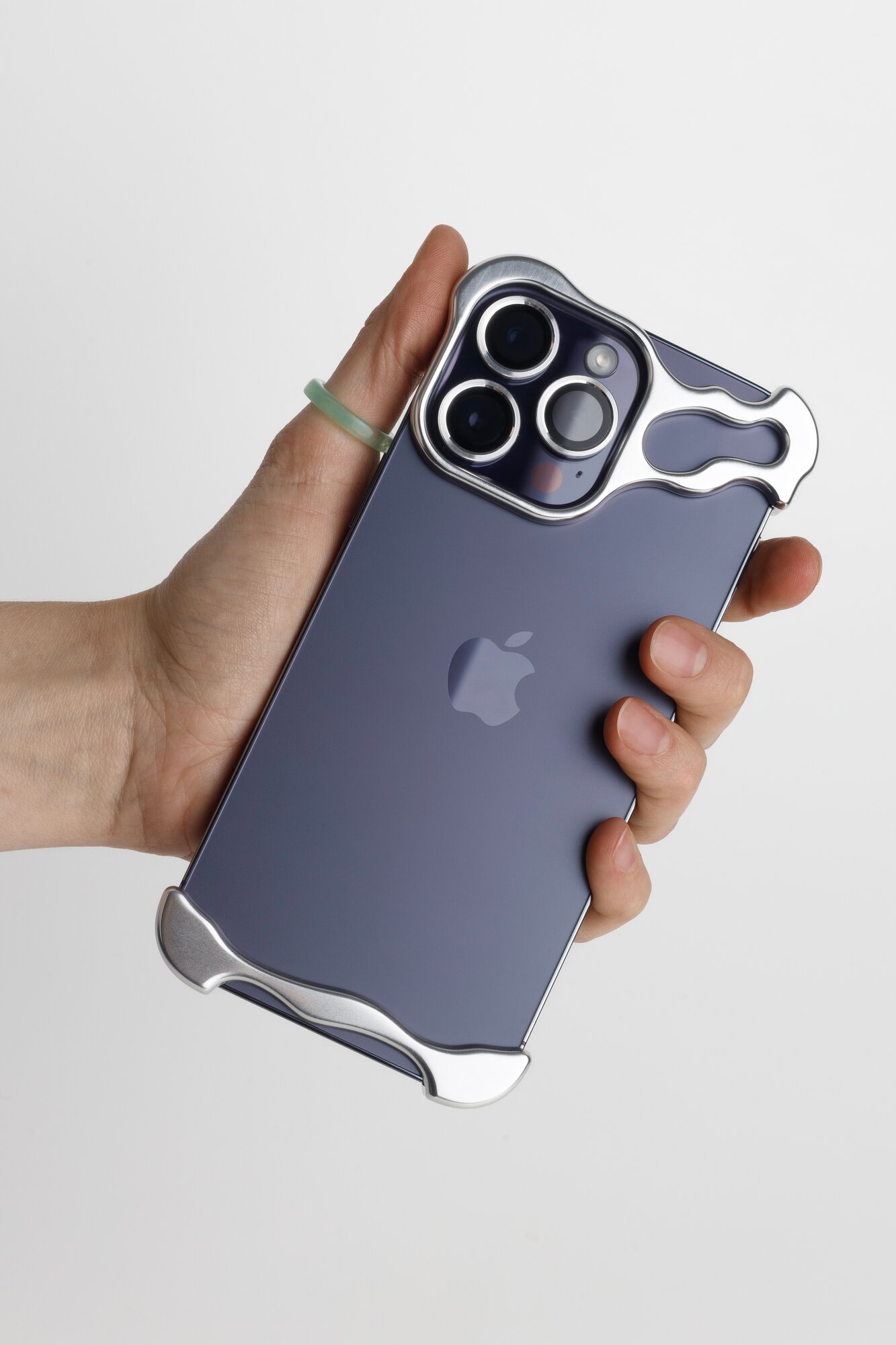 Чехол на iPhone 14 Pro Max металлический с защитой камеры и поддержкой беспроводной зарядки