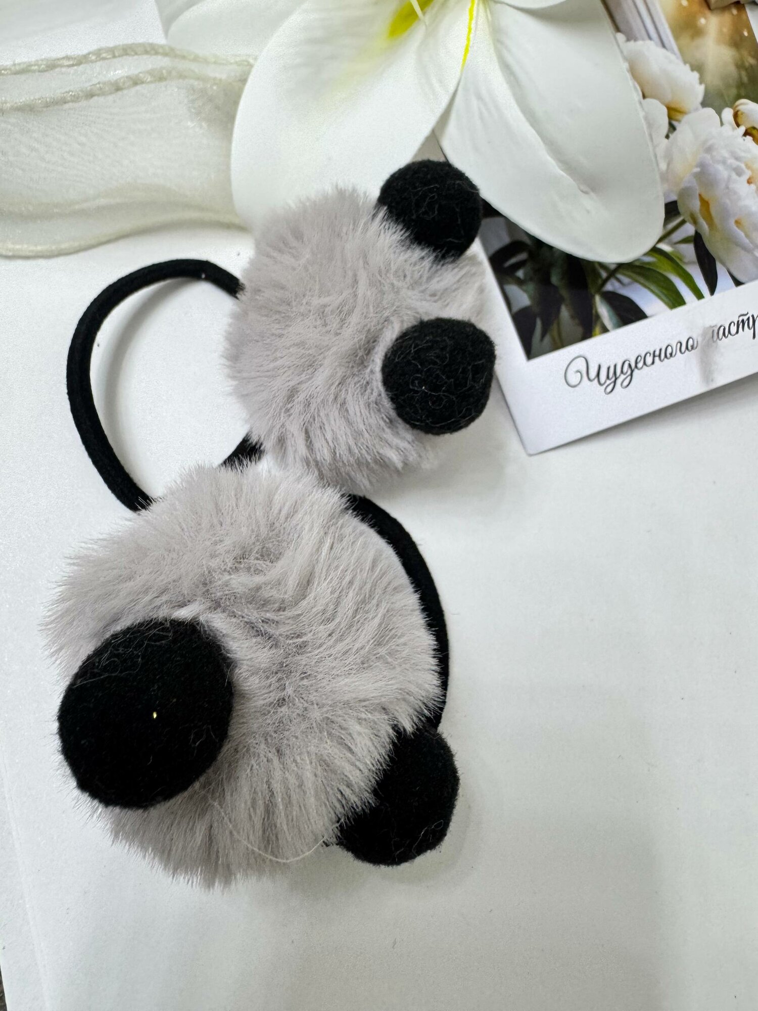 Резинка для волос с пушистыми помпонами серо-чёрного, белый, коричневы цвета