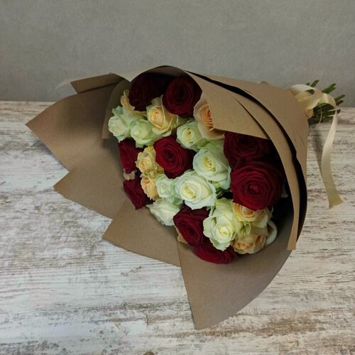 Изображение товара Живые цветы букет роз микс в крафт-бумаге 27 шт. 50 см. "Карнавал"