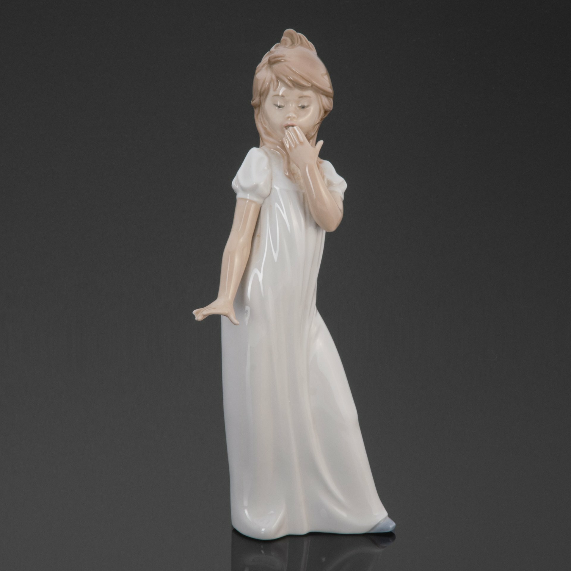 Статуэтка "Девочка в ночной рубашке" (Девочка зевает), фарфор, NAO Porcelain, Испания