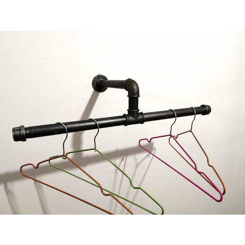 Настенная вешалка лофт для одежды из водопроводных труб в стиле лофт