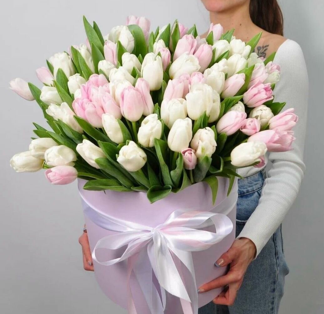 Тюльпаны в коробке "Шляпная" 51 цветок белые и розовые в упаковке с бантиком