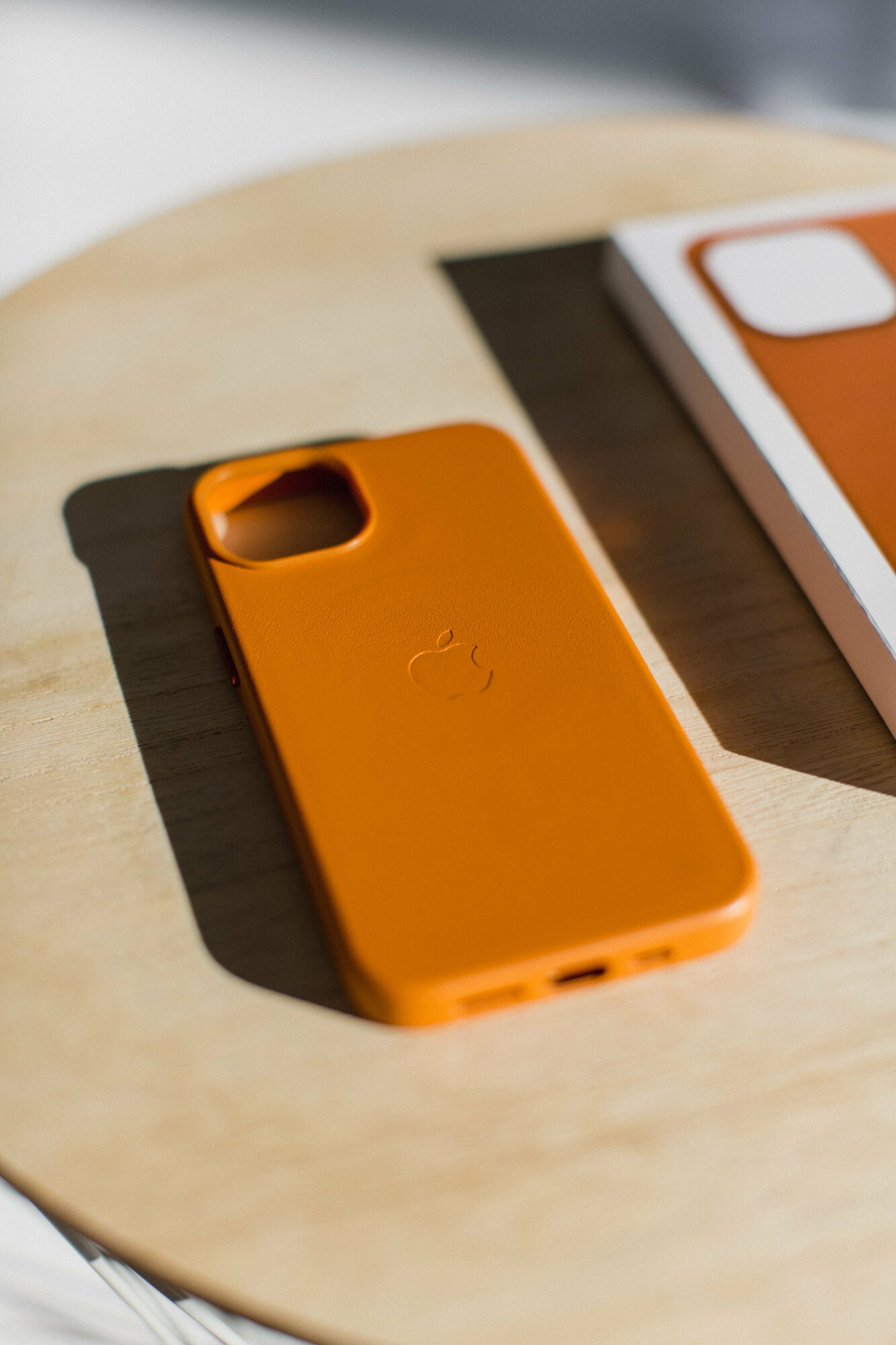 Чехол оранжевый для IPhone 14 Leather Case с анимацией и функцией MagSafe