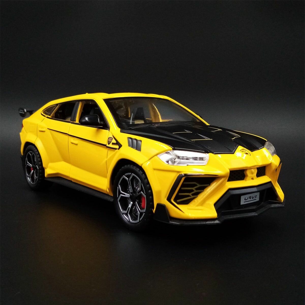 фото Модель Lamborghini Urus с выхлопом желтый