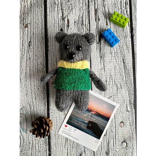 Мишка в зеленом свитере