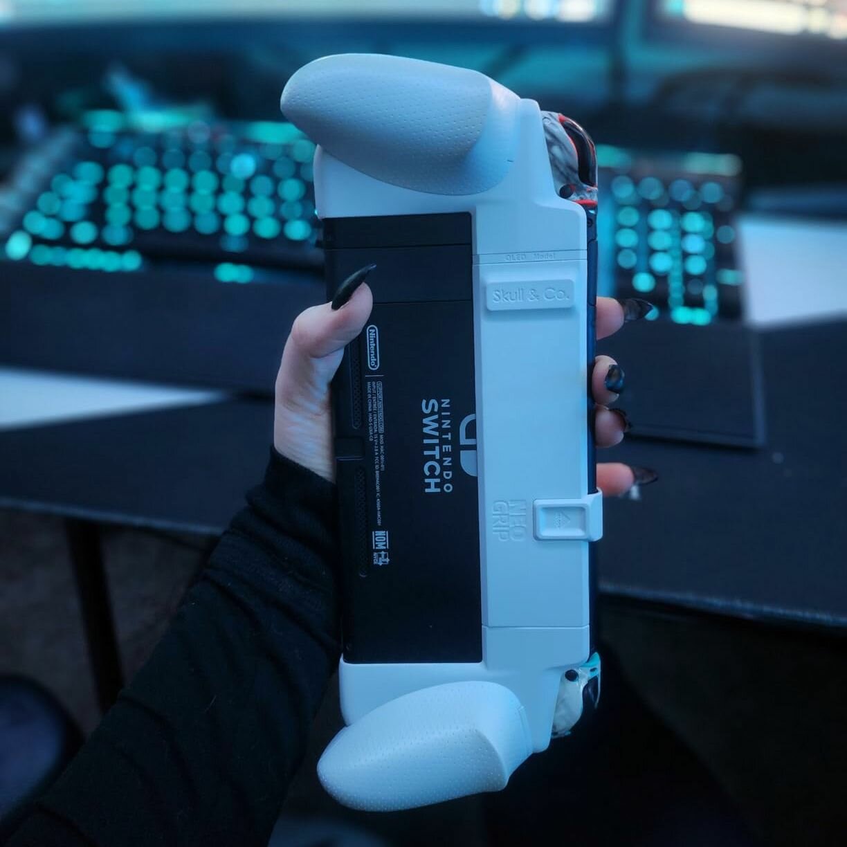 Защитный чехол + сумка кейс Skull & Co. NeoGrip для Nintendo Switch/Switch OLED c 3 сменными ручками, белый — фото 1