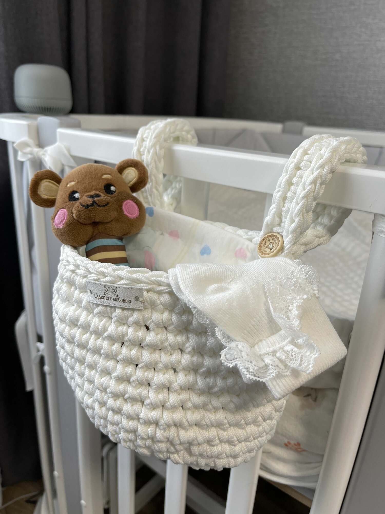 фото Органайзер на кроватку детскую подвесной / Вязаная корзинка для хранения игрушек, вещей / Подвесная корзина для кровати