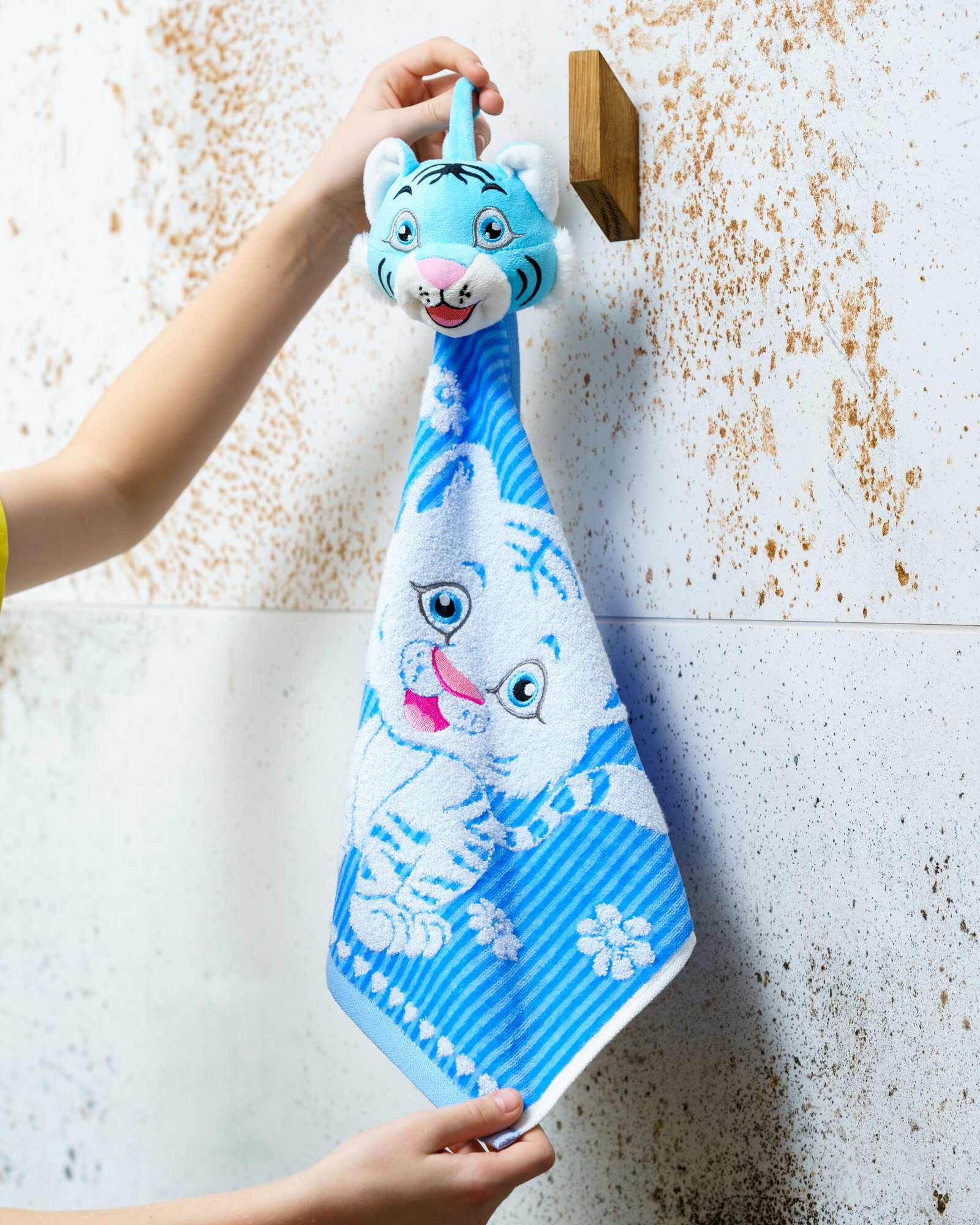 Детское полотенце для рук и лица с игрушкой тигр голубое - фотография № 2