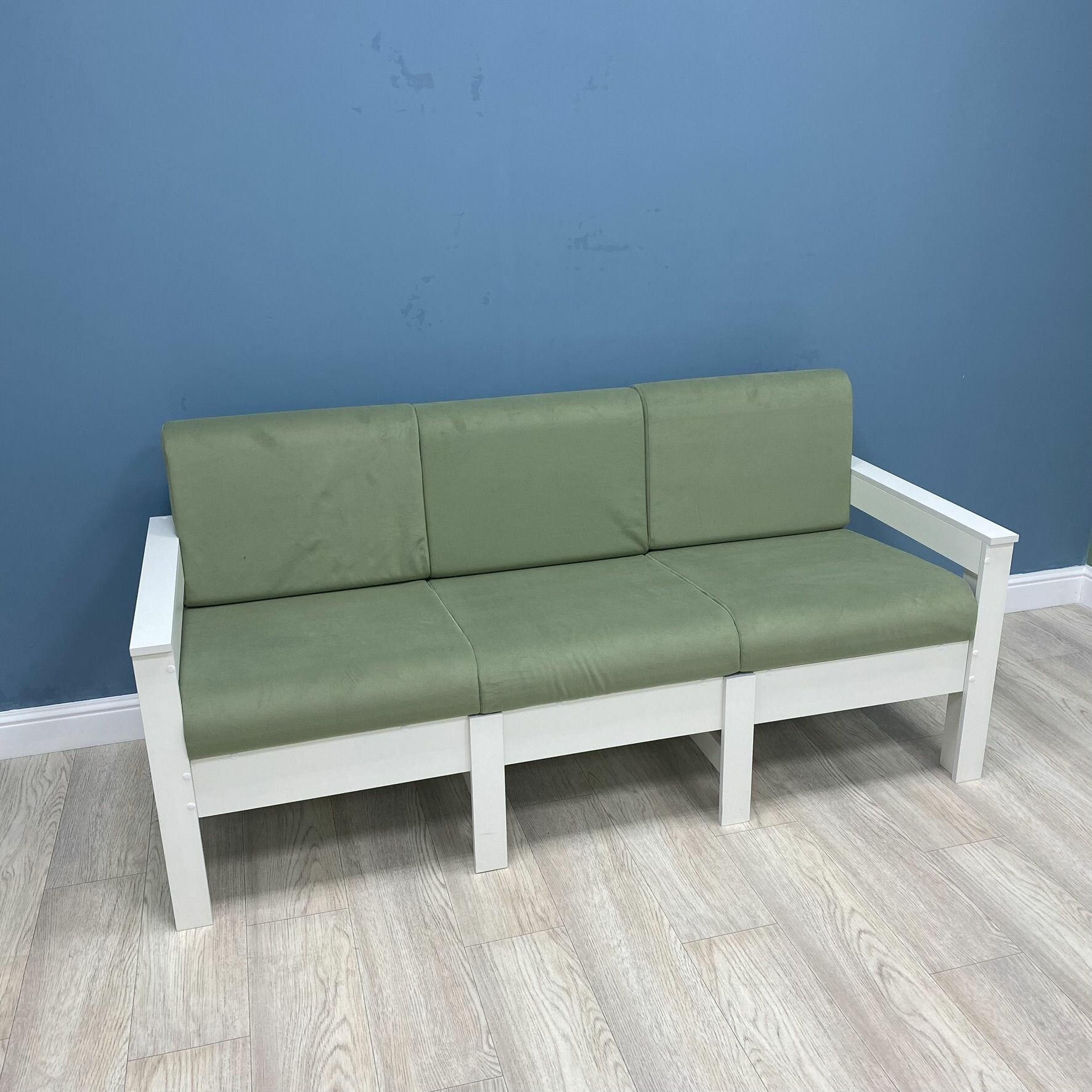 фото Диван Каттегат New Victoria трехместный, каркас черный, велюр фисташковый