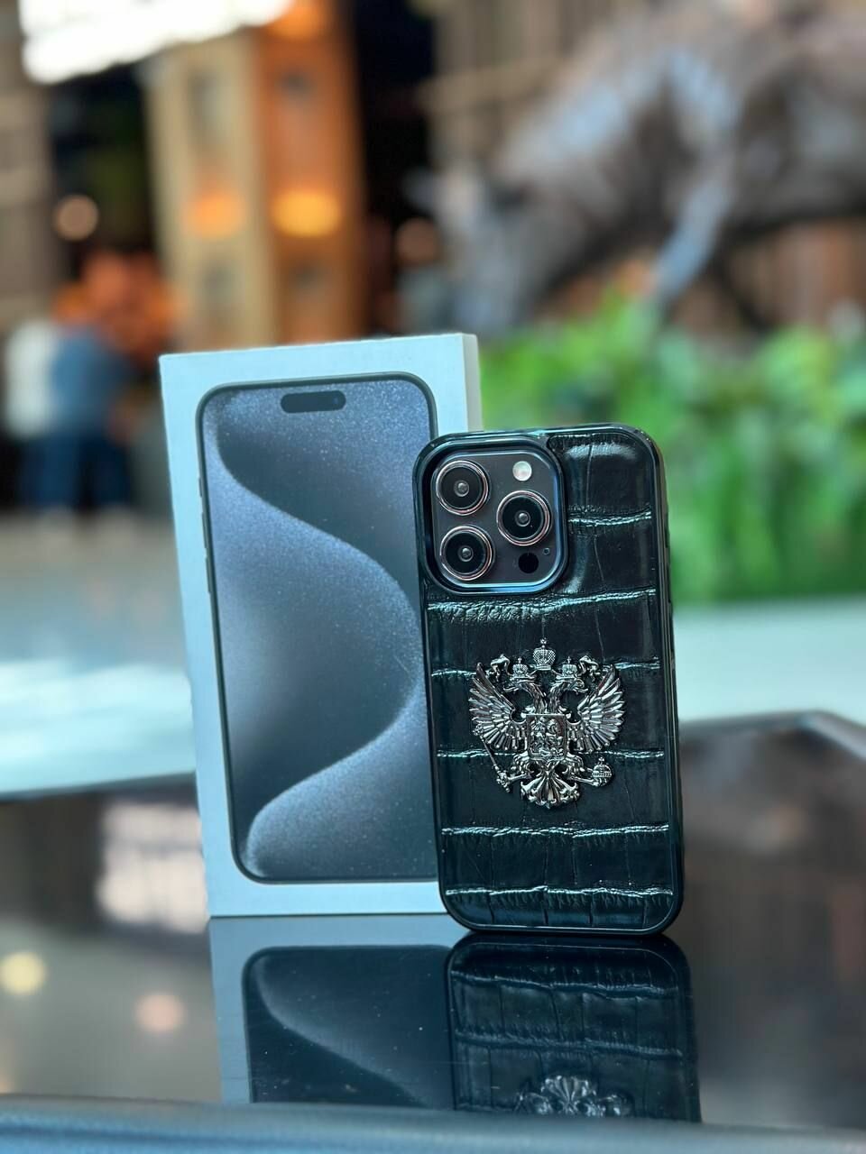 Чехол 13 Pro Max эко кожа с объемным гербом России — фото 1