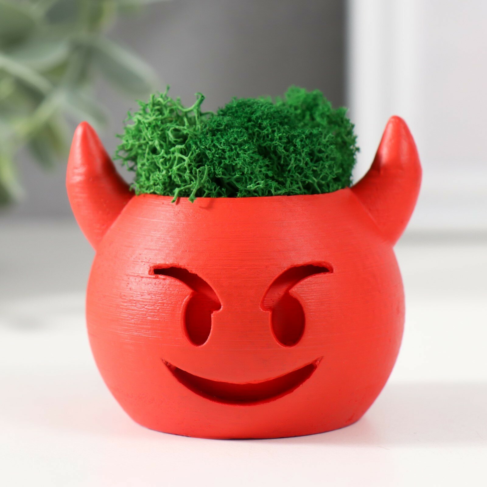 фото Кашпо бетонное "Чертик" 6,5х6х5,5 см красный со мхом (мох зелен. стабилиз)
