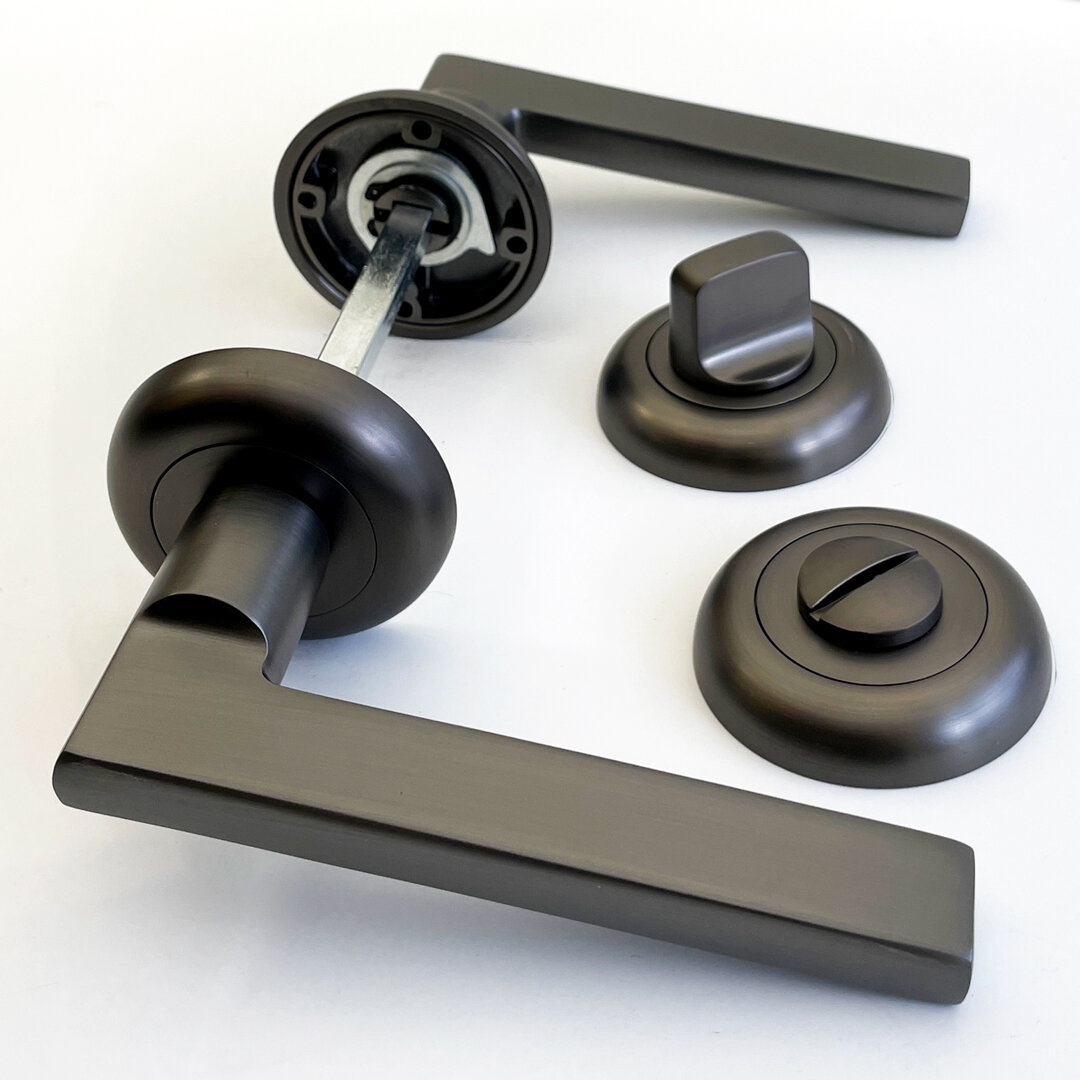 Комплект дверных ручек LORENA  5204   графит  круглая розетка  с сантехническим фиксатором WC Q6 с ответной частью  графит  круглая розетка 