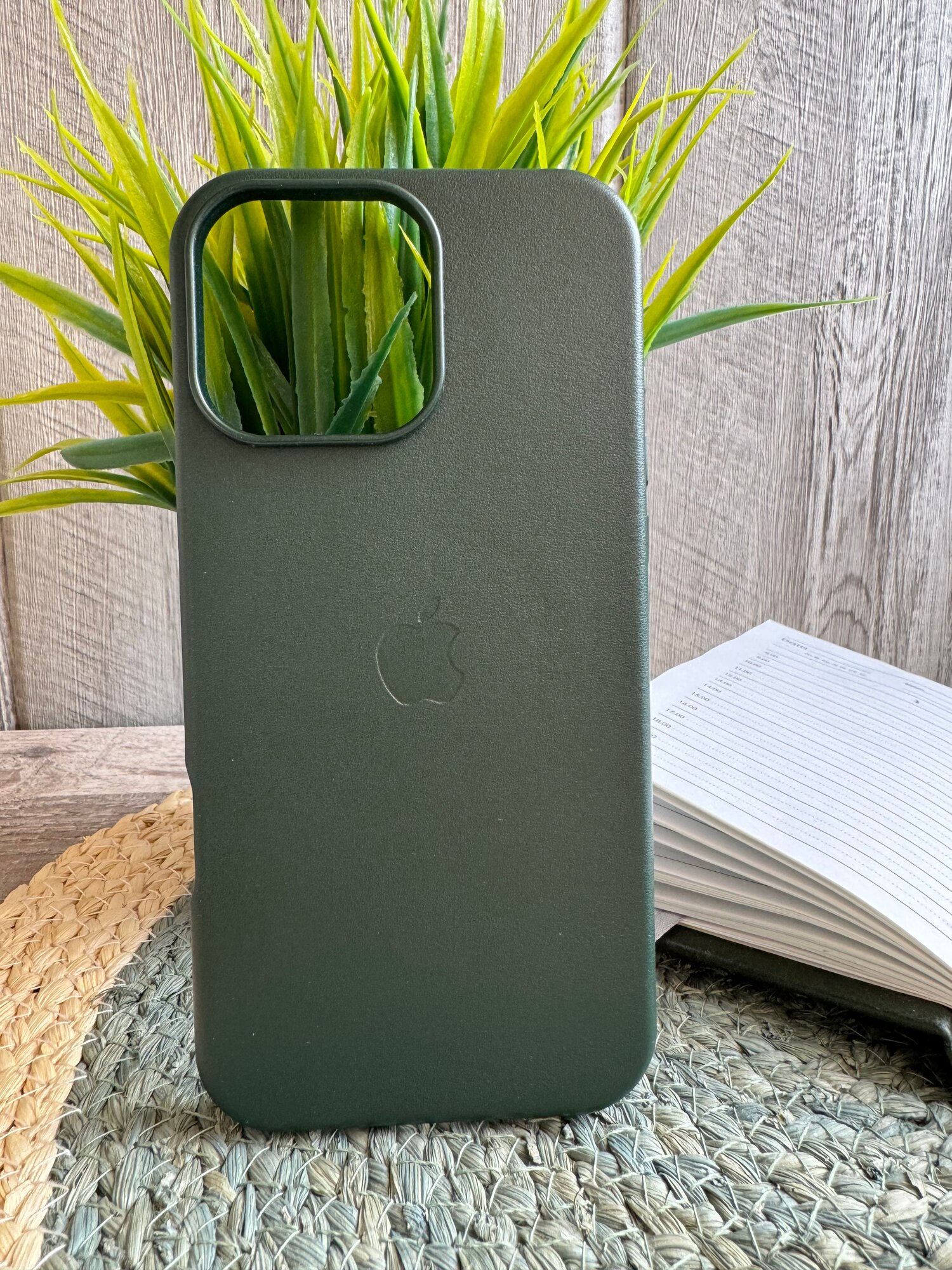 Чехол зеленый для IPhone 14 Pro Leather Case с анимацией и функцией MagSafe