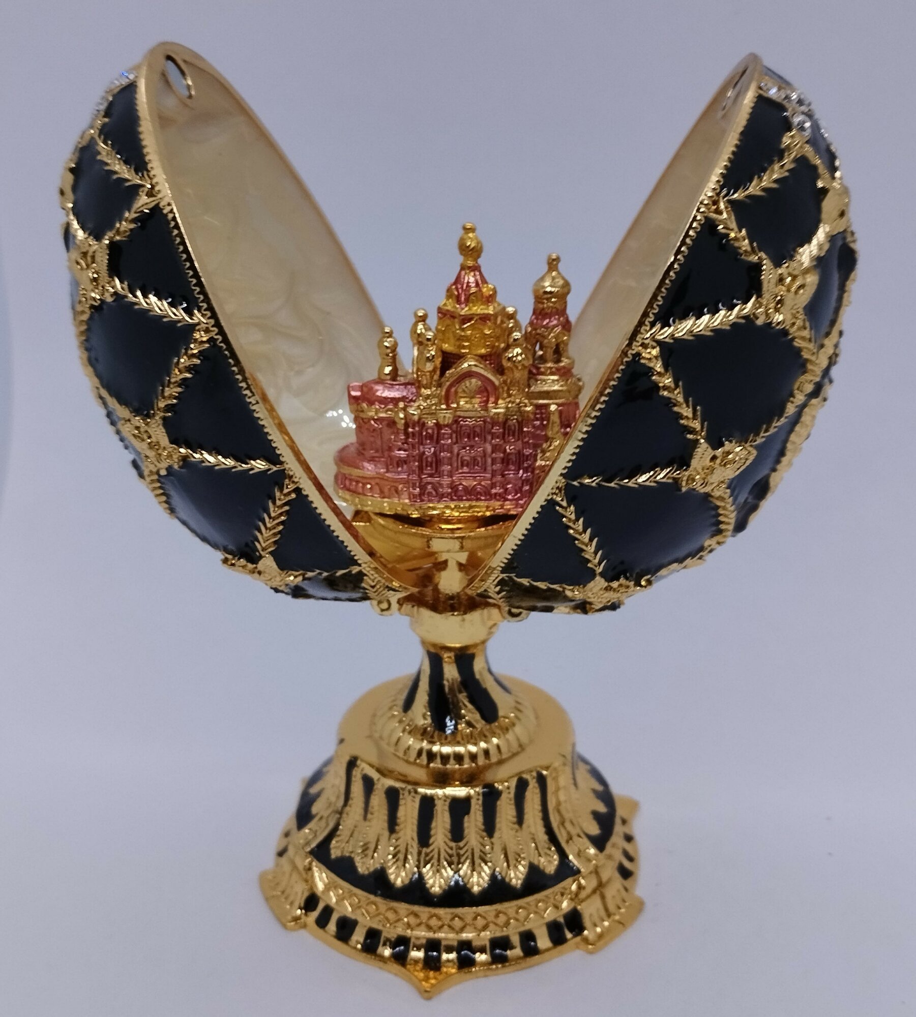 Яйцо Фаберже сетка с гербами (3038, черное), с фигурой Спаса-на-Крови.