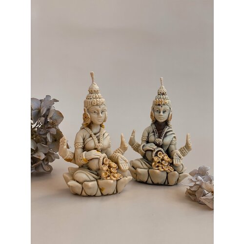 Свеча из пчелиного воска Лакшми / Богиня Достатка (Белая с серым)