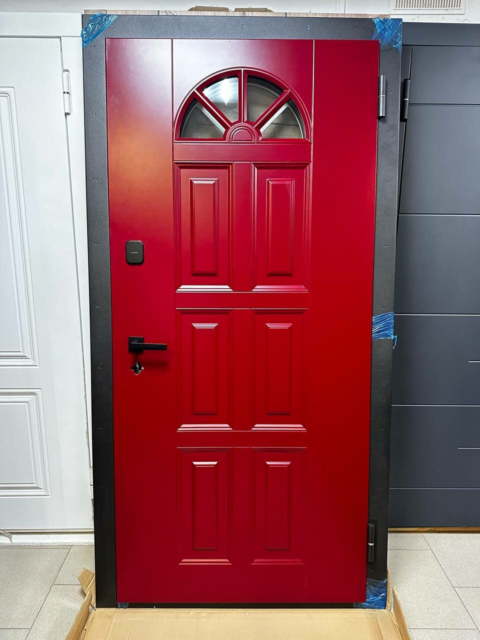 Красная входная дверь для дома 96 правая со стеклом 9,5 см толщиной - фотография № 3