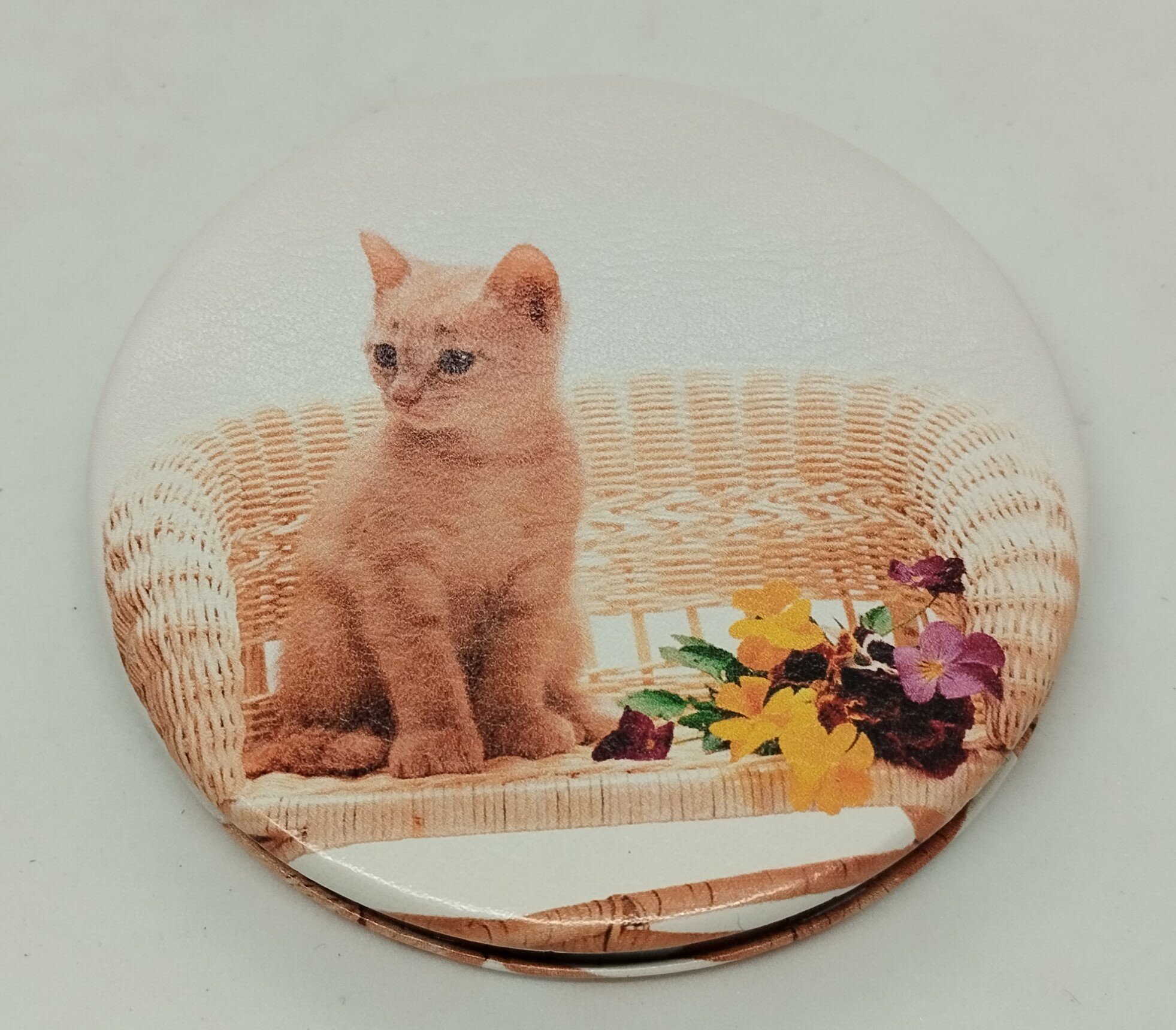 Зеркало кожаное, круглое "Рыжий котёнок в кресле"