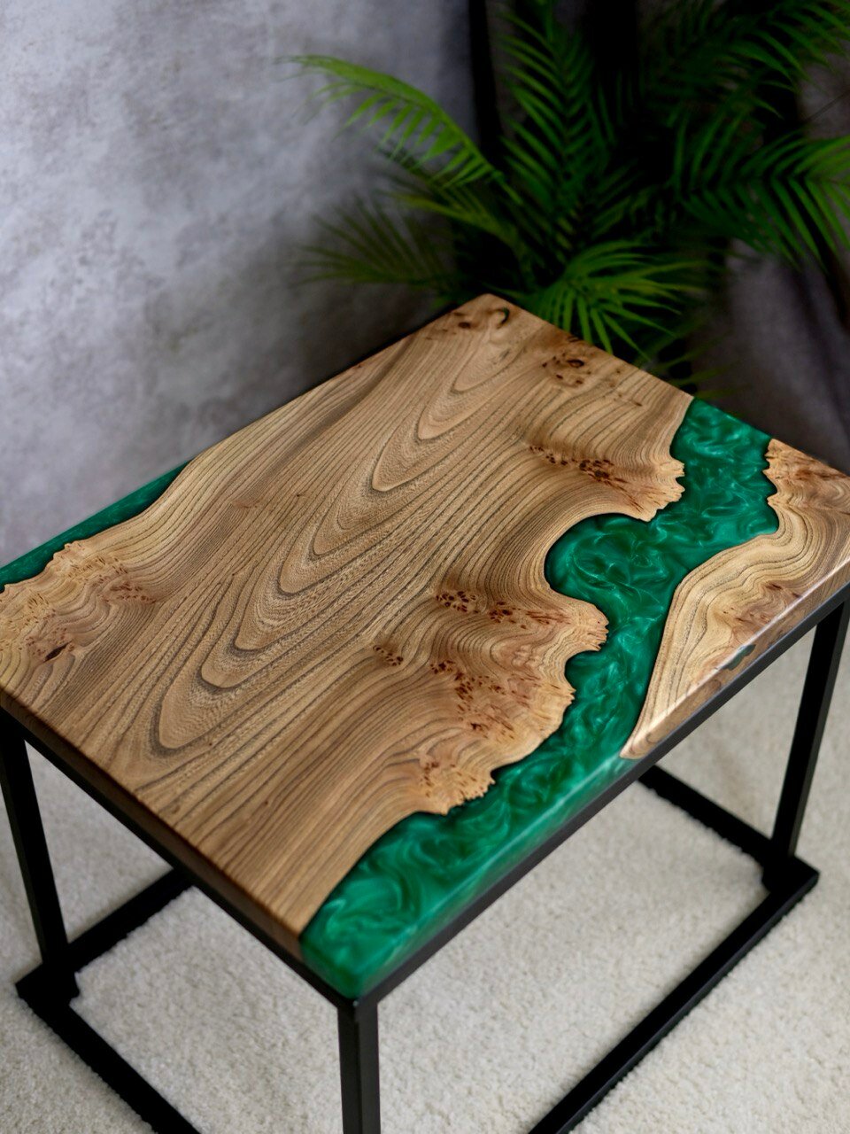 фото Стол журнальный Redwoodloft из массива карагача с эпоксидной смолой 60х45 см, зелёный перламутр
