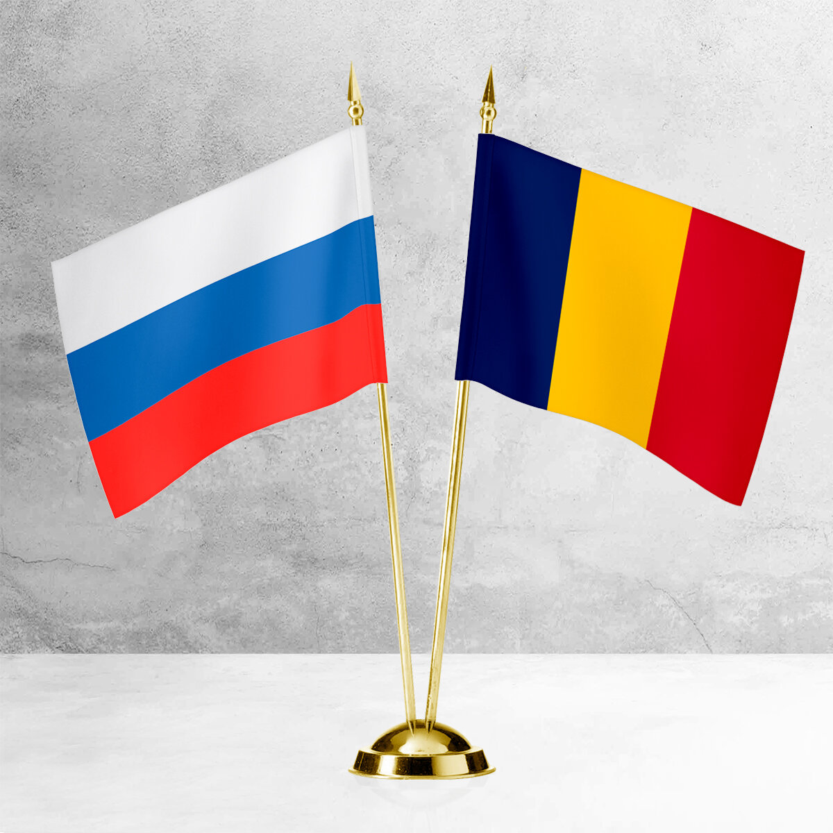 Настольные флаги России и Чада на пластиковой подставке под золото