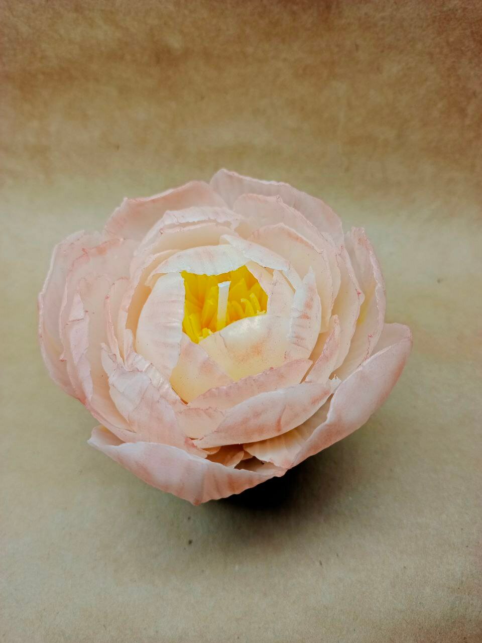 Свеча "Пион Розовый", ручная работа, в фарфоровом подсвечнике, пчелиный воск