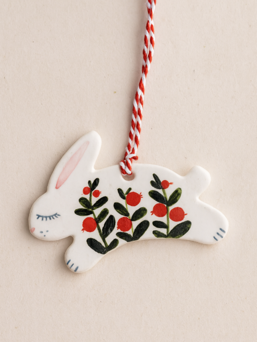 Ёлочная игрушка из керамики «Зайчик с ягодами» 6 см