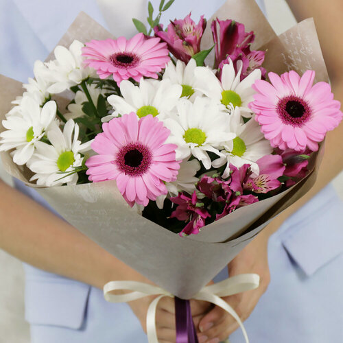Изображение товара Букет Букет Маркет, герберы, хризантемы, альстромерии, 40 см