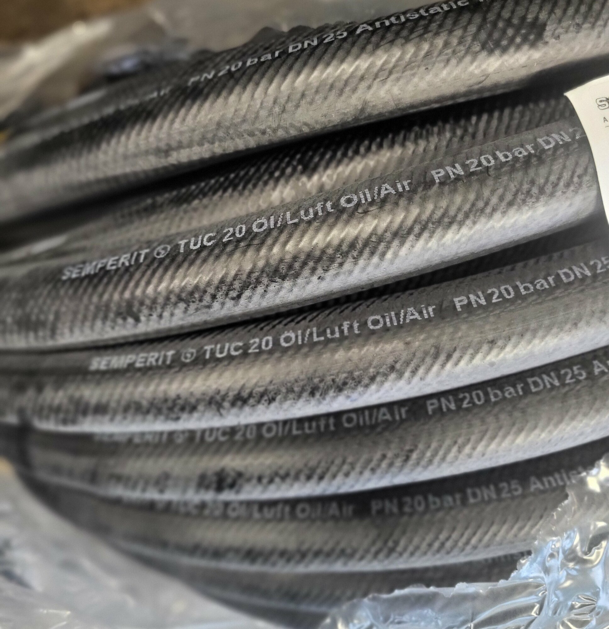 фото TUС20 Рукав для минеральных масел, маслобензостойкий 25x35 мм 20 бар (цена за 1 метр) + 4 хомута