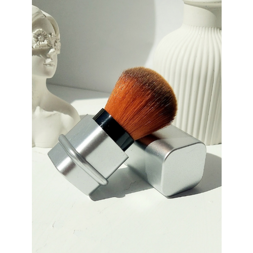 Кисть для макияжа выдвижная в тубе складная компактная серебристая 8 см 370₽