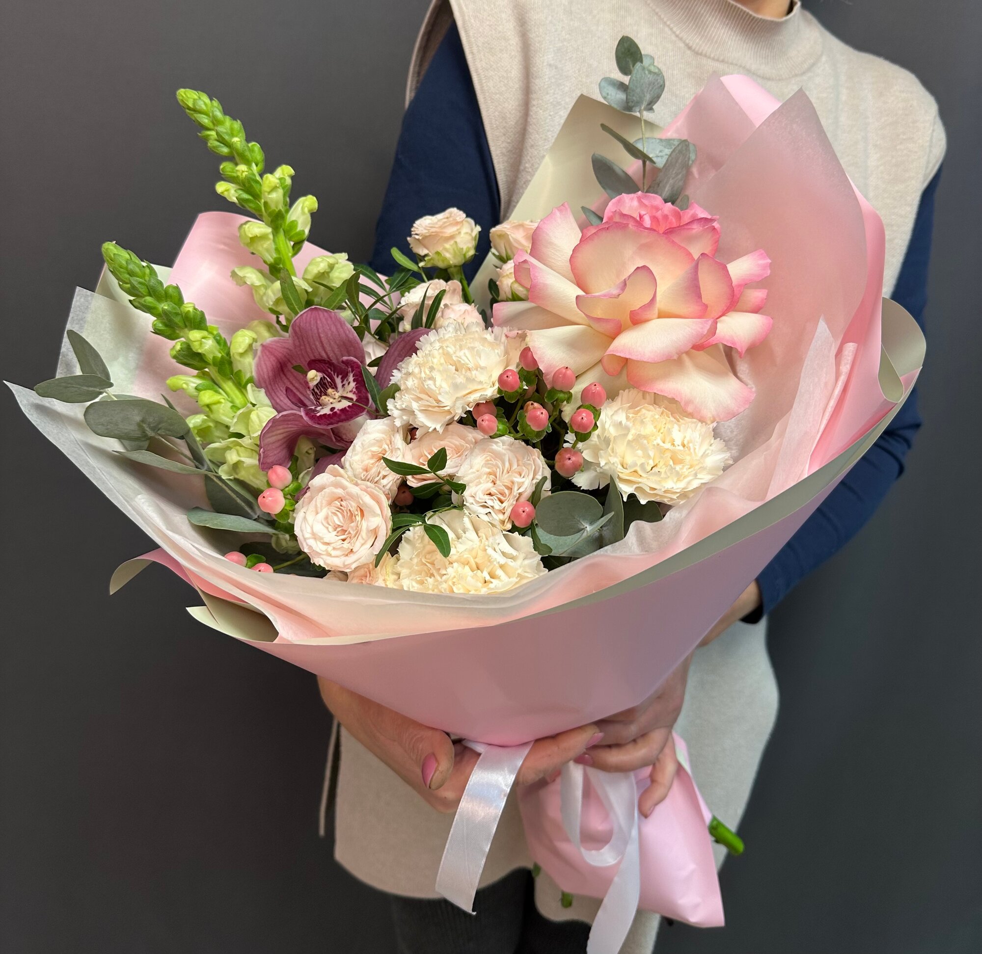 Букет с орхидеей и французской розой в нежной упаковке от Skyflora — фото 1