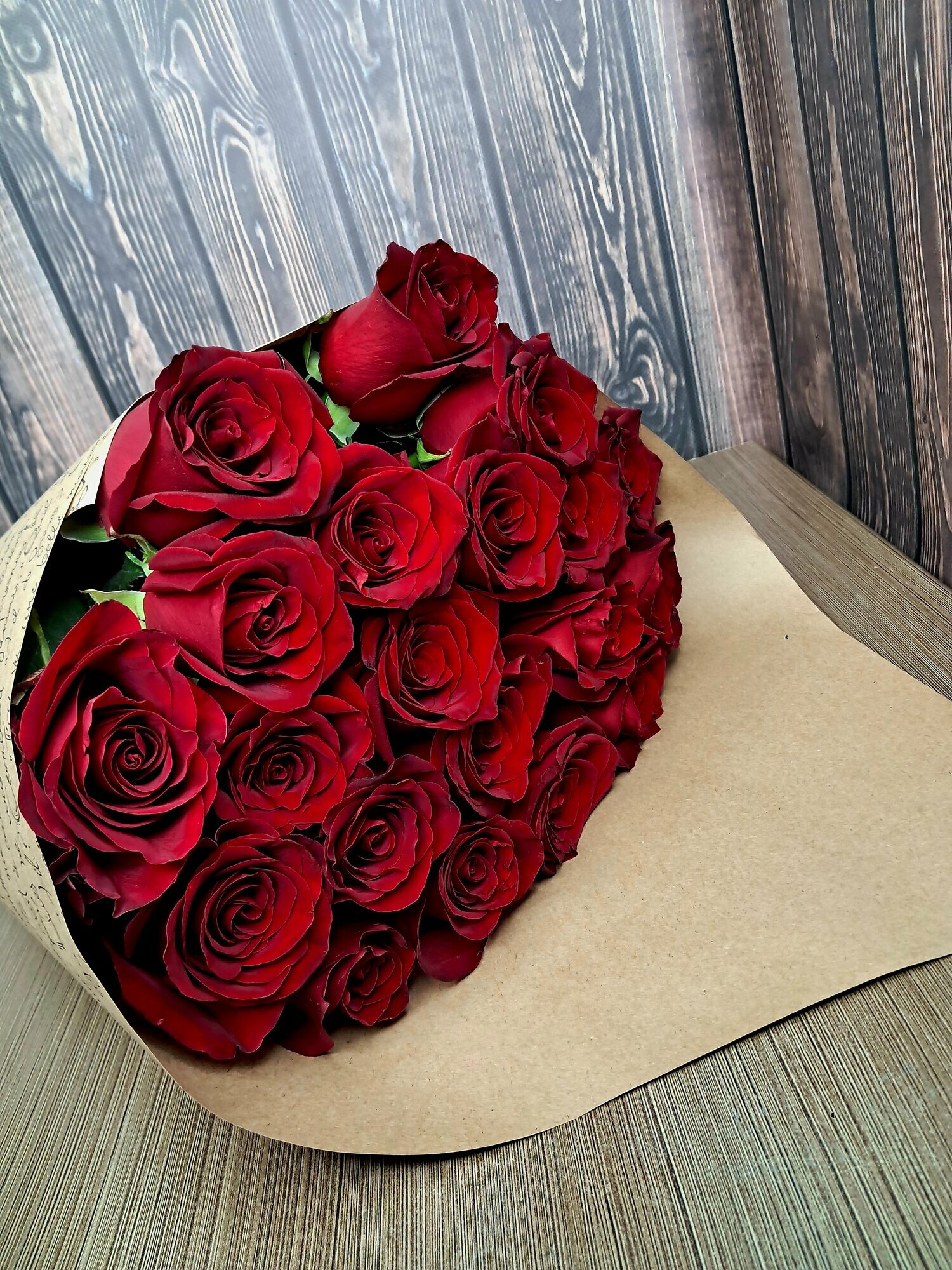 Монобукет "Бордовая роза" Эквадор 21 цветок в крафтовой упаковке