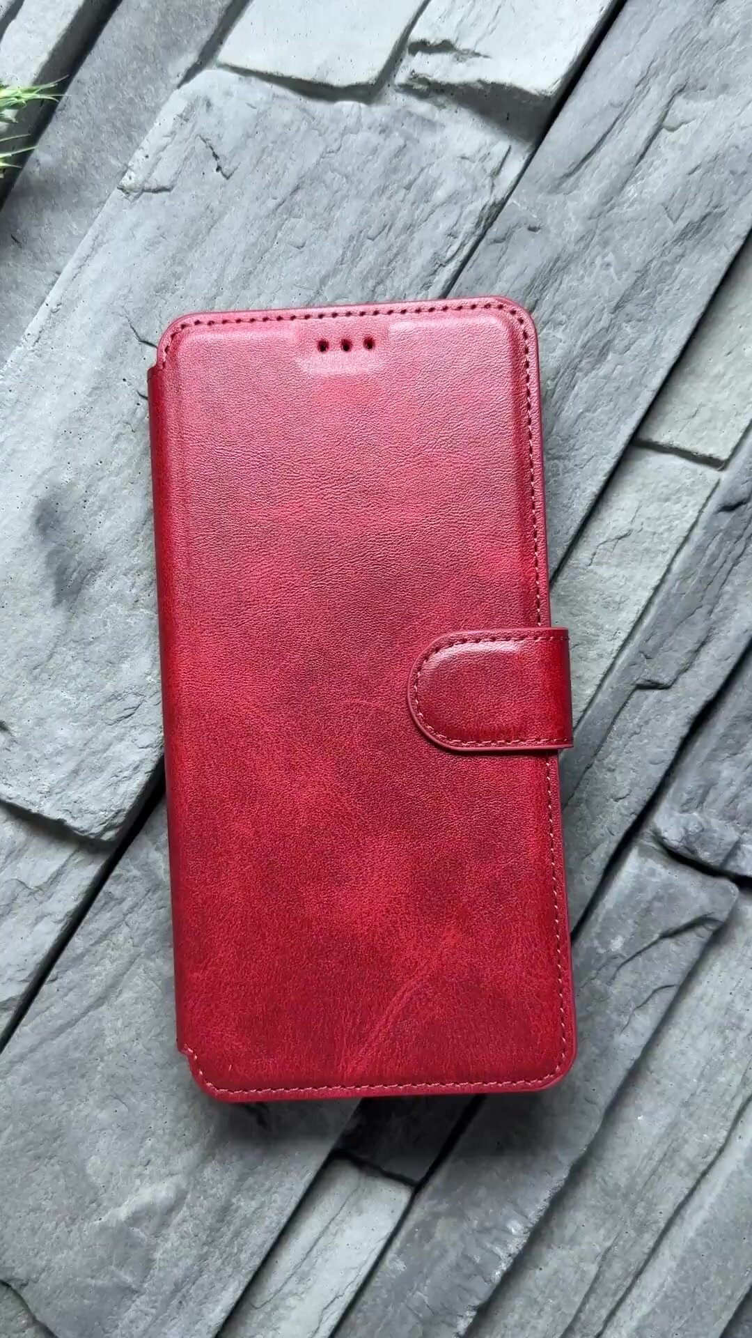 Чехол книжка для Xiaomi Redmi Note 14 Pro / Poco X7 кожаный с магнитной застежкой / Редми Ноут 14 Про / Поко Х7 с хлястиком, с функцией подставки, красный — фото 1